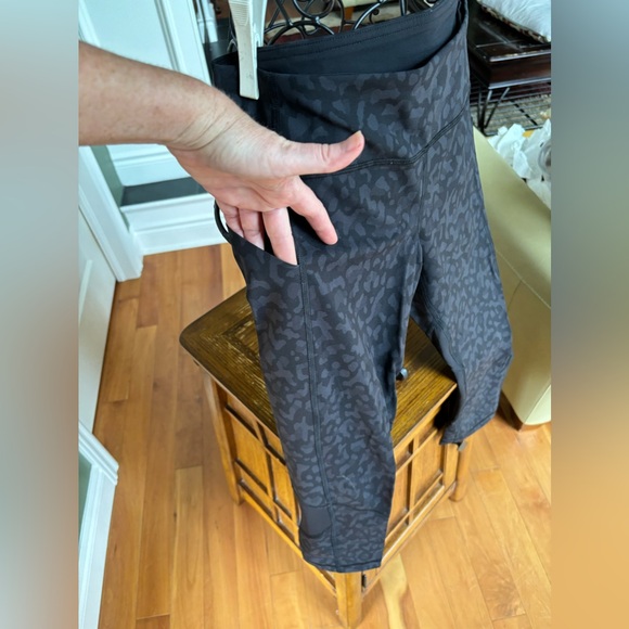 Women’s size 6 Lululemon short yoga pants with sheer black back panel on calf. - Picture 5 of 9